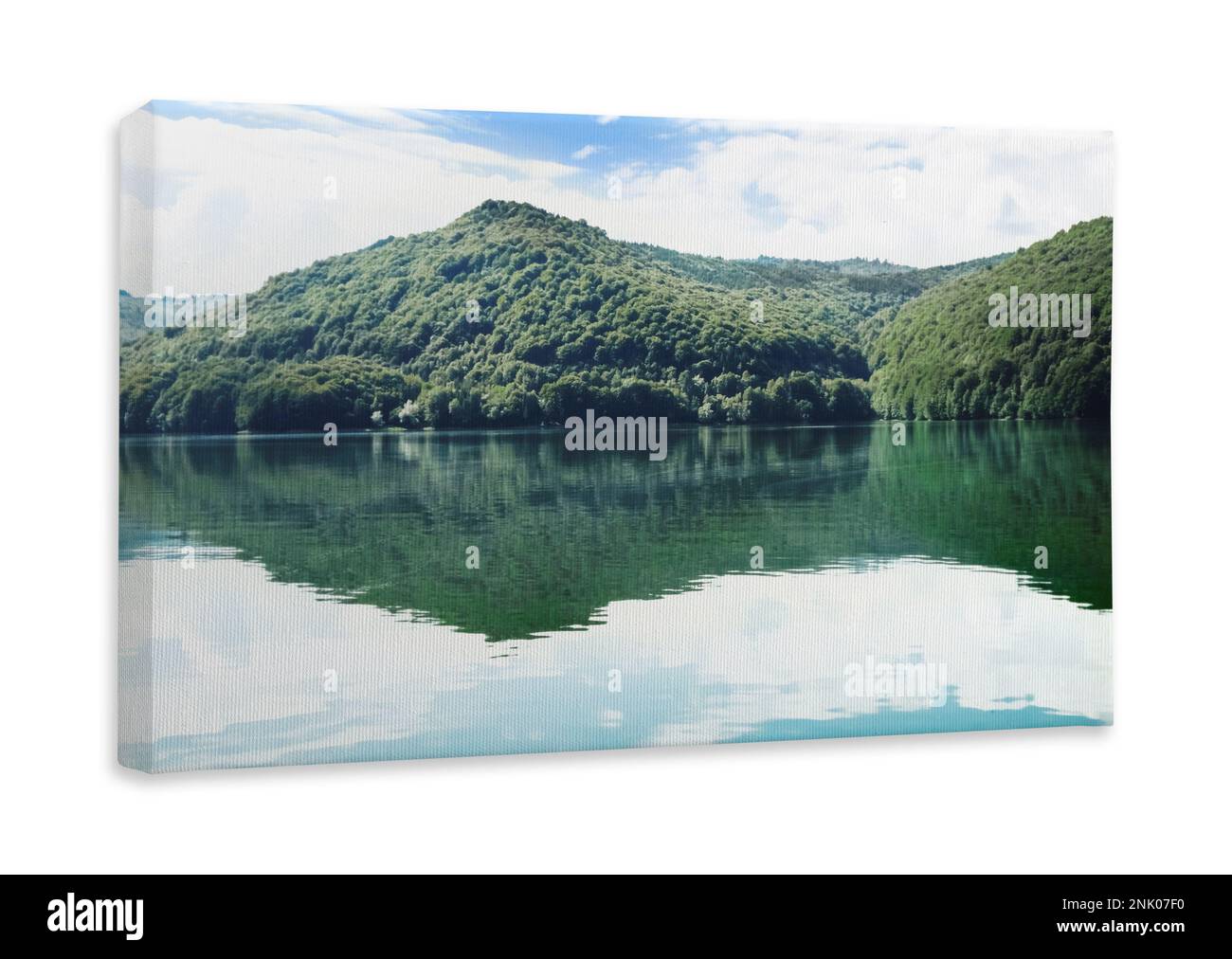 Photo imprimée sur toile, fond blanc. Vue pittoresque sur le magnifique lac entouré par les montagnes par beau temps Banque D'Images