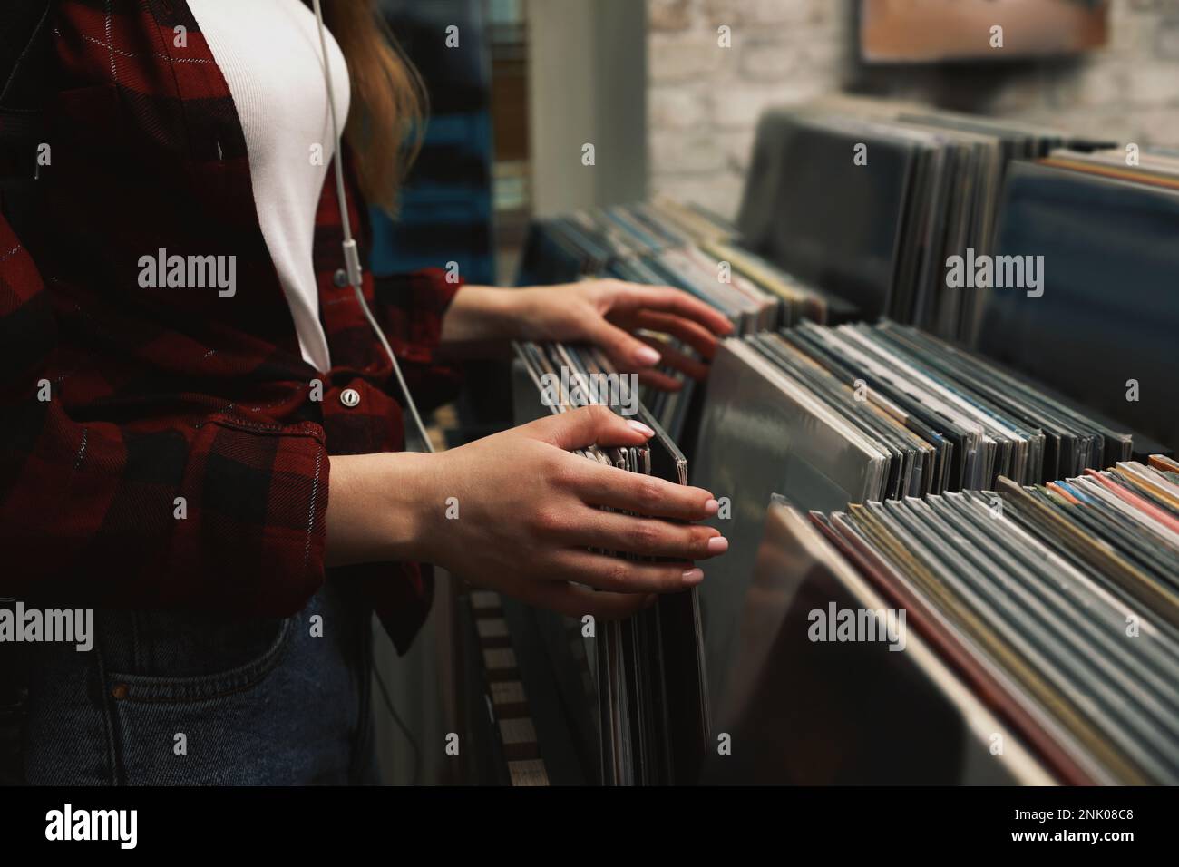 Femme choisissant des disques vinyle en magasin, gros plan Banque D'Images
