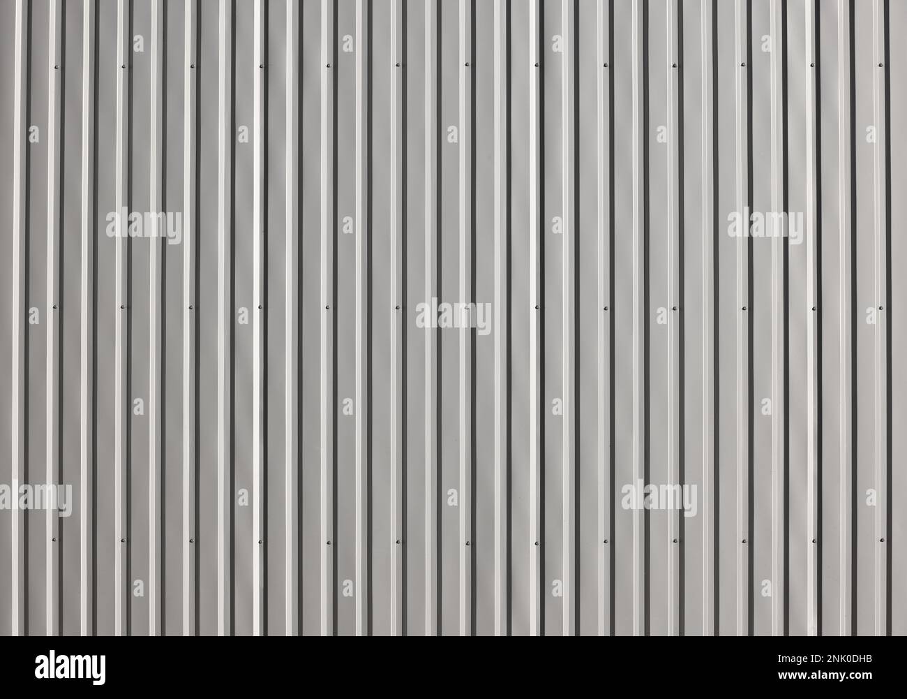 Texture d'arrière-plan d'un mur métallique gris non peint en aluminium ondulé Banque D'Images