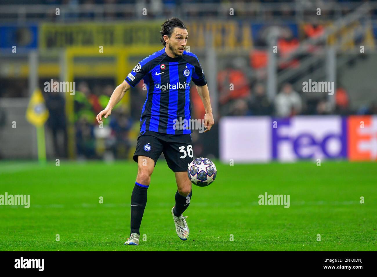 Milan, Italie. 22nd févr. 2023. Matteo Darmian (36) d'Inter vu lors du match de l'UEFA Champions League entre l'Inter et le FC Porto à Giuseppe Meazza à Milan. (Crédit photo : Gonzales photo/Alamy Live News Banque D'Images