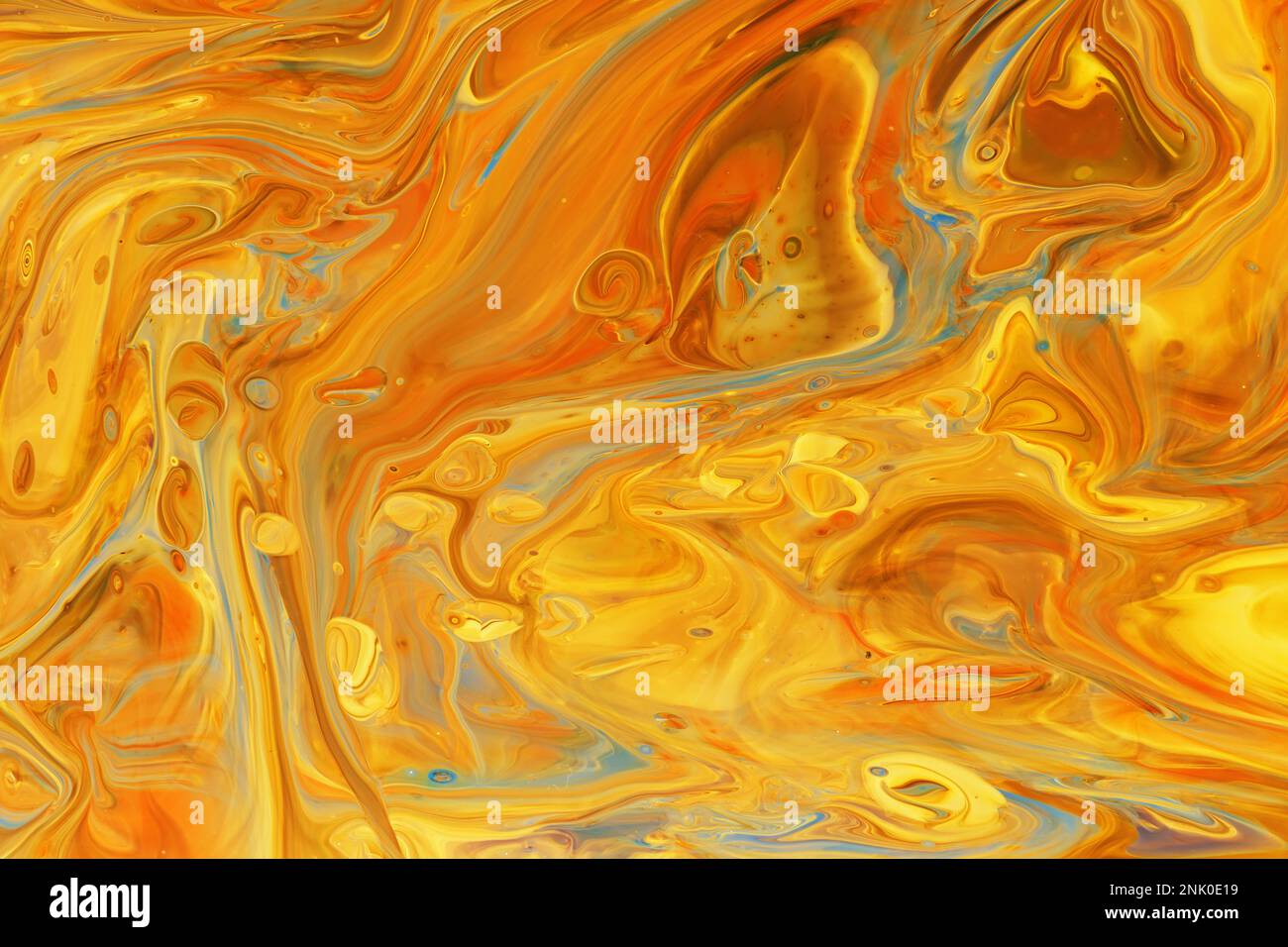 Fond d'art fluide doré orange et jaune abstrait de peinture acrylique, avec effet marbrure, bulles colorées et espace de copie Banque D'Images