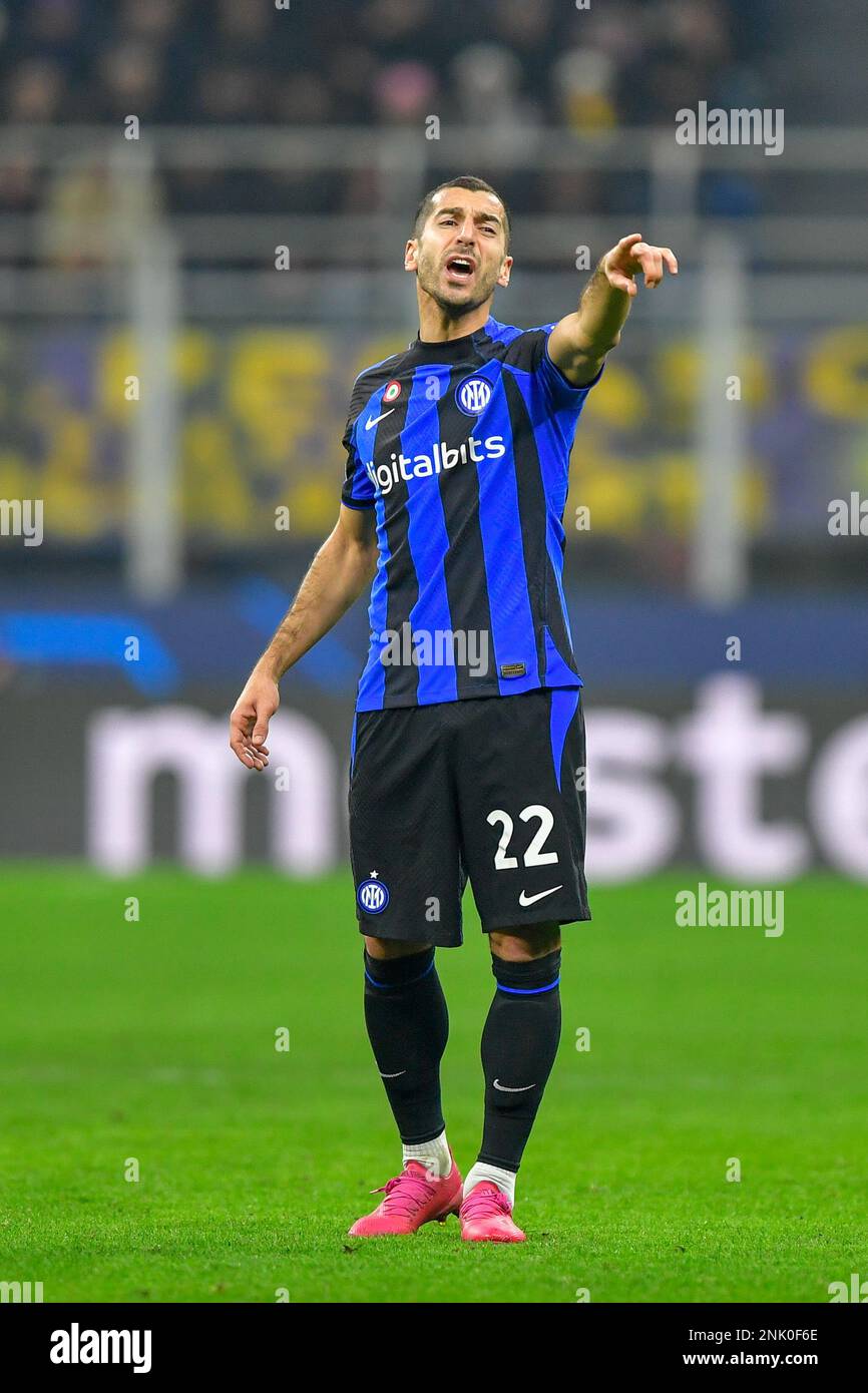 Milan, Italie. 22nd févr. 2023. Henrikh Mkhitaryan (22) d'Inter vu lors du match de l'UEFA Champions League entre l'Inter et le FC Porto à Giuseppe Meazza à Milan. (Crédit photo : Gonzales photo/Alamy Live News Banque D'Images