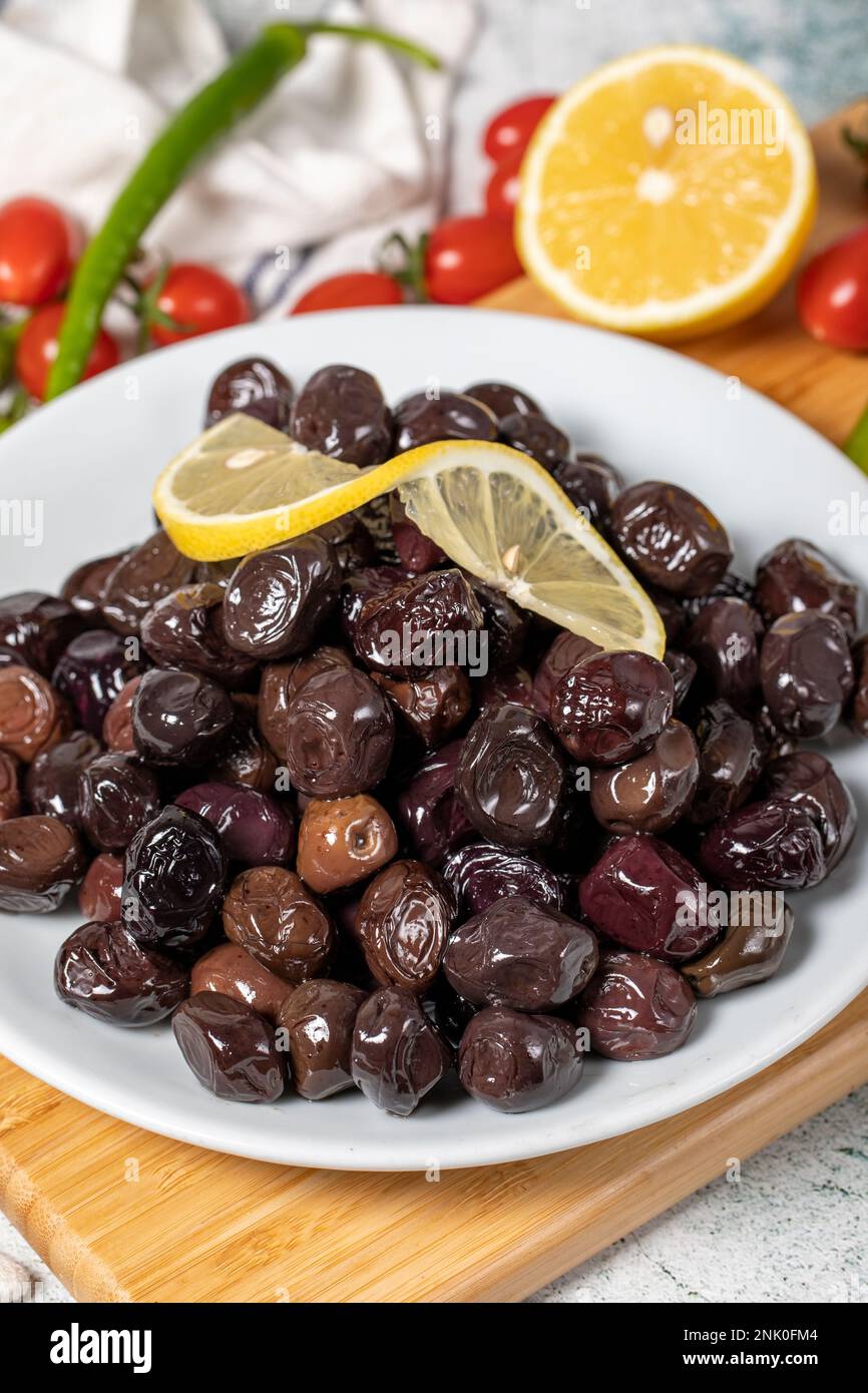 Olive noire. Olives sur une table de service en bois. gros plan Banque D'Images