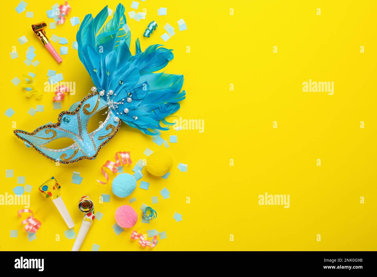 Composition Flat Lay avec éléments de carnaval sur fond jaune. Espace pour le texte Banque D'Images