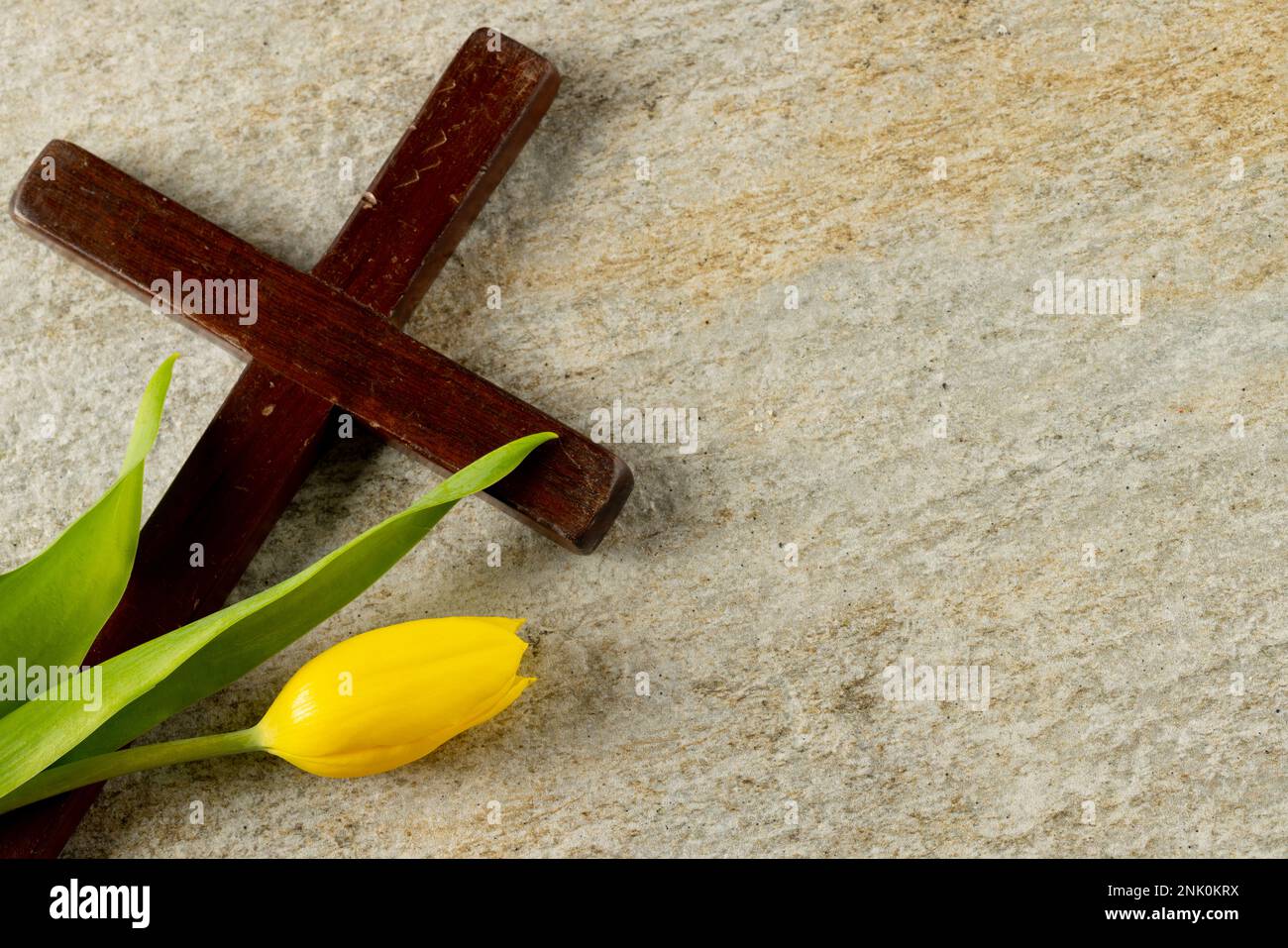 Image de gros plan de la croix avec tulipe et espace de copie sur fond de pierre Banque D'Images