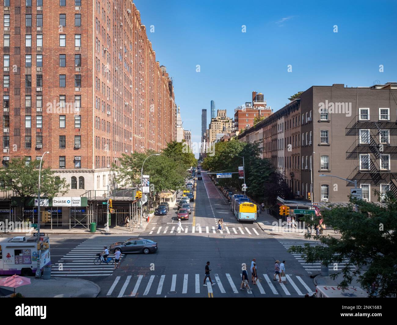 New York City, États-Unis - 20 août 2022: Intersection de la rue de Lower Manhattan vue du High Line Park. Pris un jour d'été ensoleillé Banque D'Images