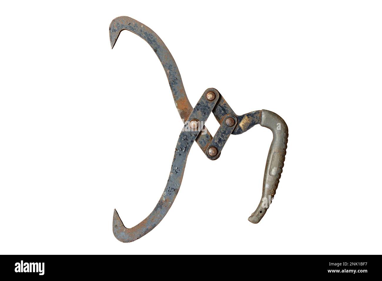 grue manuelle ouverte pour saisir les troncs de bois abattus, ancien outil métallique isolé sur blanc Banque D'Images