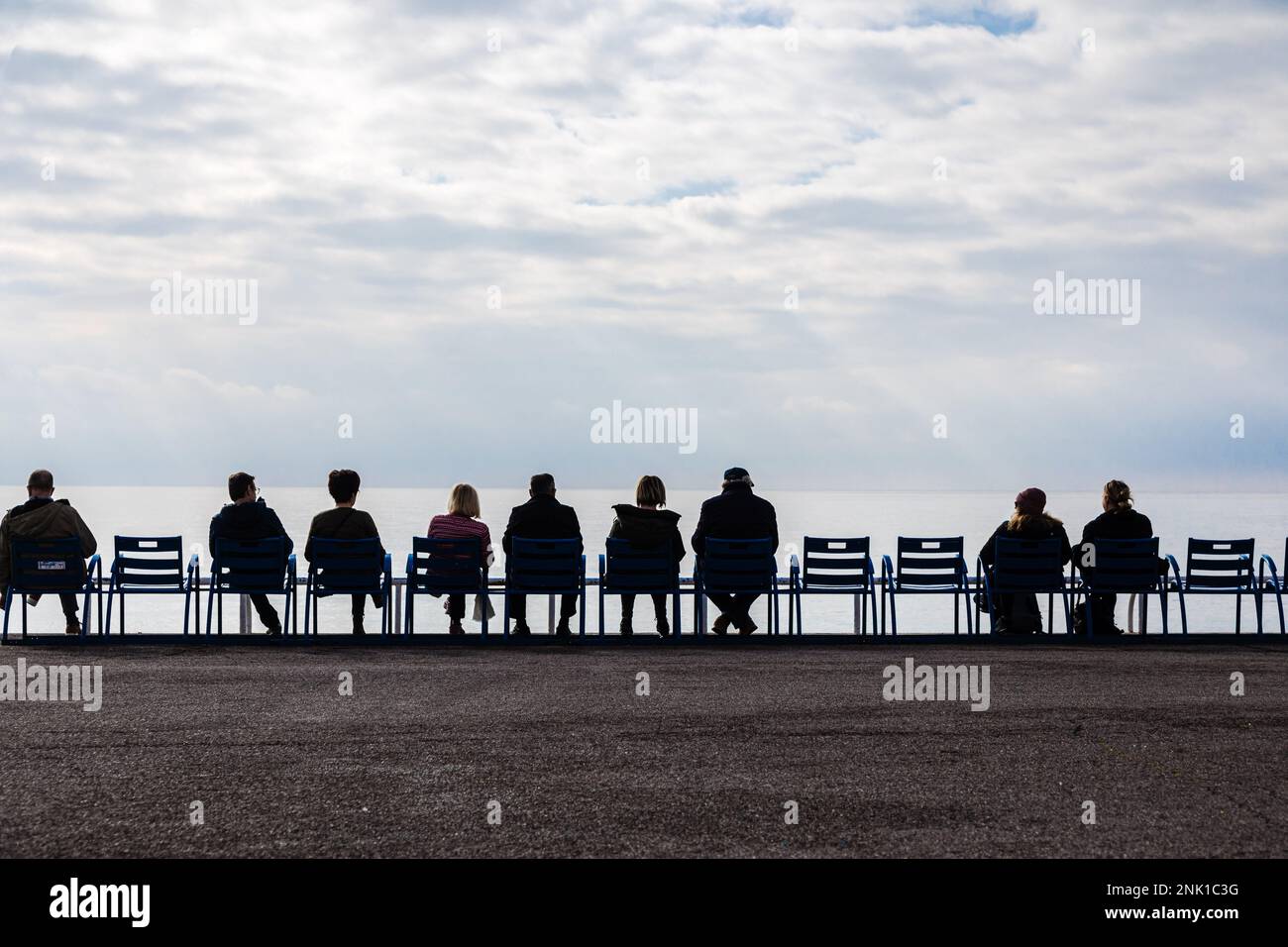 En regardant la marée, chaises le long de la rue des Ponquettes, belle France Banque D'Images