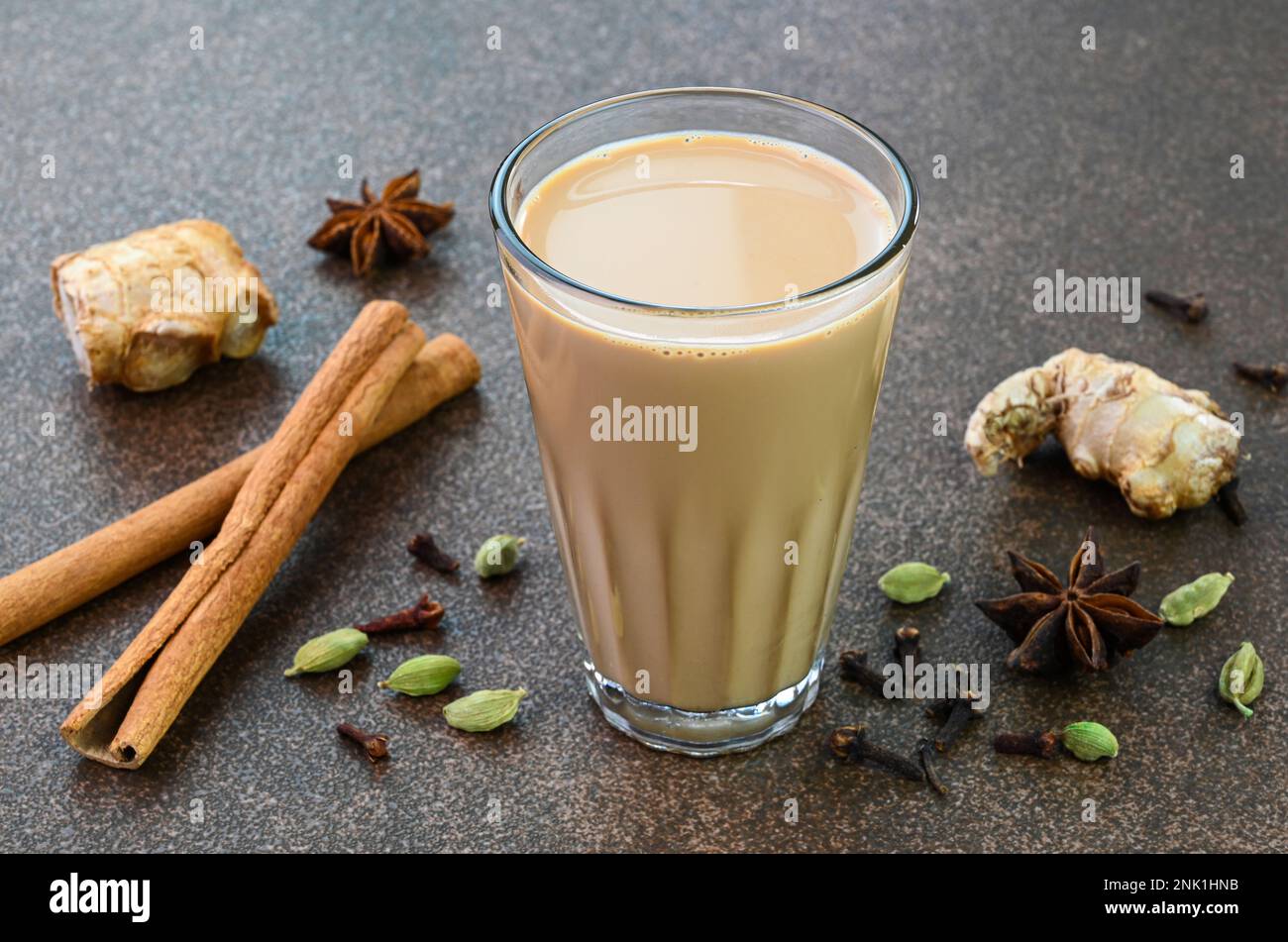 Thé masala servi dans une tasse de verre Banque D'Images