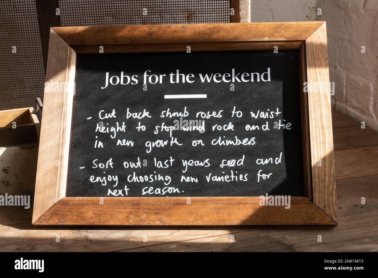 Petit tableau noir avec des emplois pour le week-end, des emplois de jardinage pour février ou hiver Banque D'Images