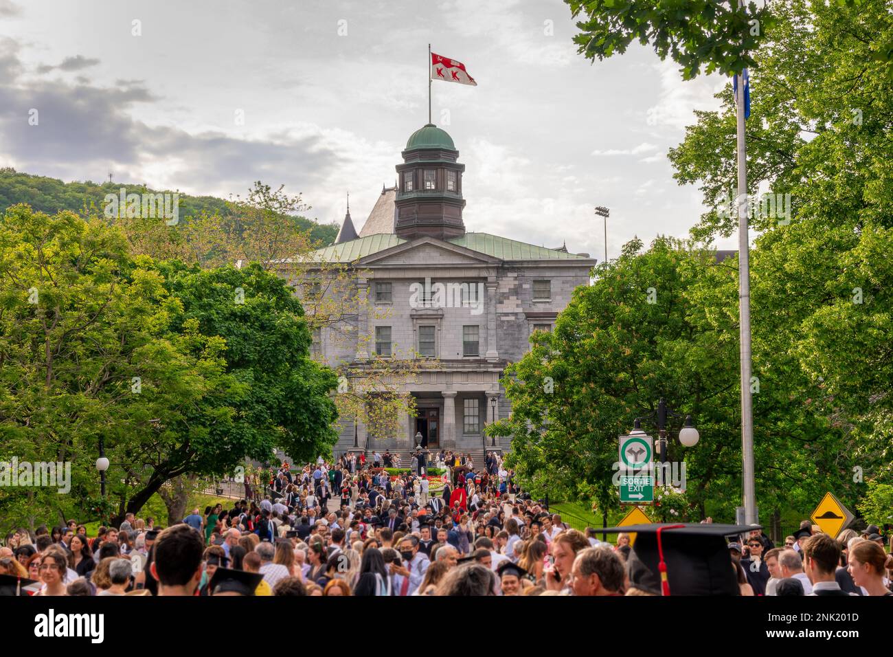 Foule sur le campus universitaire de McGill le jour de la remise des diplômes au printemps, à Montréal, Québec, Canada Banque D'Images
