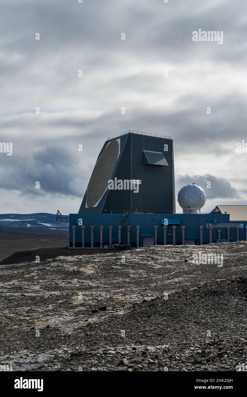 BASE AÉRIENNE DE THULE, Groenland – le radar d'alerte précoce amélioré observe le ciel au-dessus du pôle Nord depuis son point de vue « Top of the World » à la base aérienne de Thule, Groenland, le 10 août 2022. Exploité par le 12th Space Warning Squadron, une composante du Space Delta 4 - missile Warning, le système UEWR est un système de radar à deux côtés, à semi-conducteurs phasés, avec une couverture de 240 degrés, qui est exploité 24 heures par jour, 365 jours par année. 12 SWS fait partie du réseau intégré d'alerte tactique et d'évaluation des attaques, qui fournit un avertissement précoce des lancements de missiles balistiques aux autorités de commandement nationales via Banque D'Images