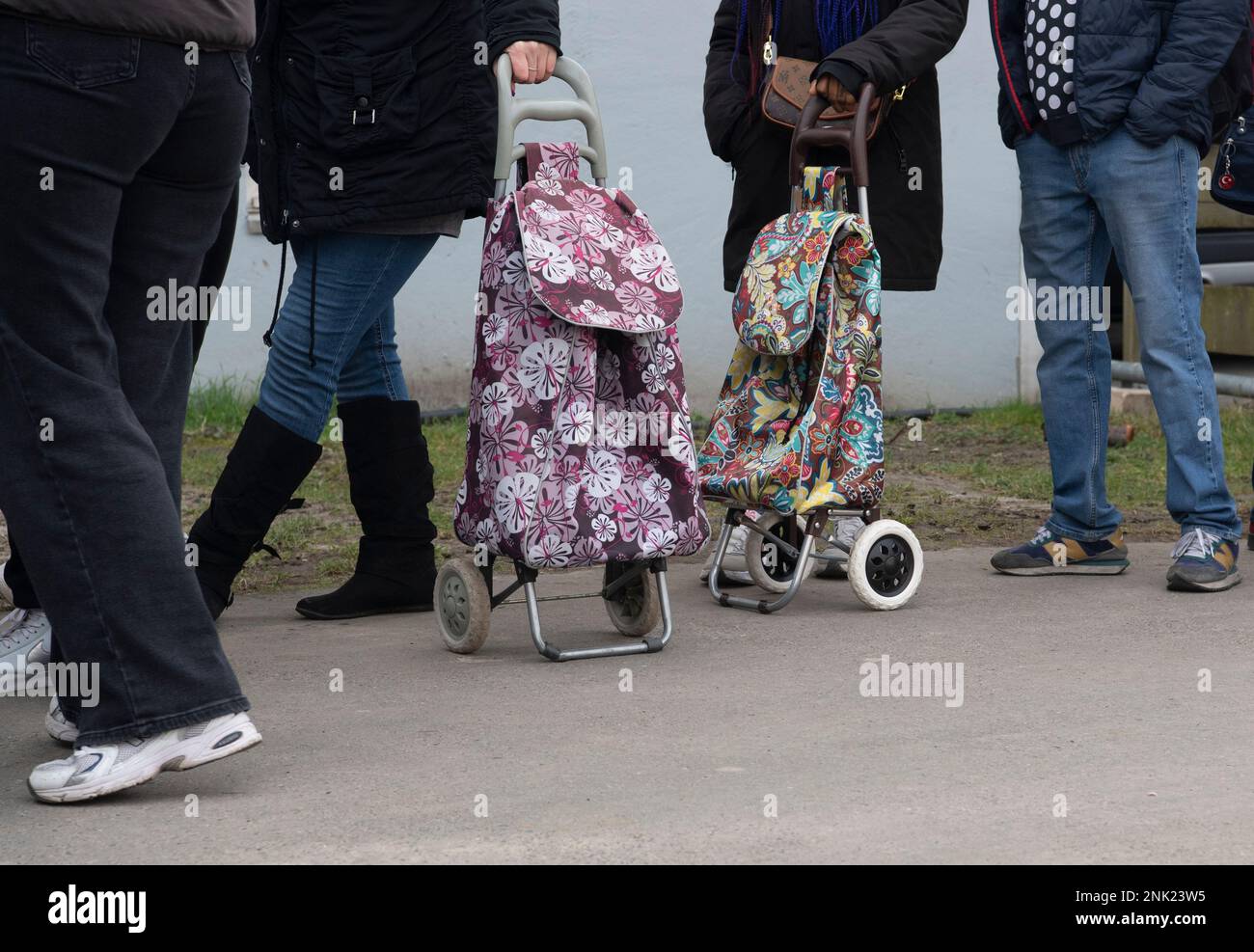 Berlin, Allemagne. 23rd févr. 2023. Les gens se tiennent à proximité sur le terrain de l'Arche à Berlin-Hellersdorf pour faire des réserves de nourriture. Beaucoup de gens nécessiteux, des prix alimentaires élevés et toujours la guerre en Ukraine : la foule importante devant l'Arche de Berlin à Hellersdorf pose d'énormes défis à ce site. Credit: Paul Zinken/dpa/Alay Live News Banque D'Images