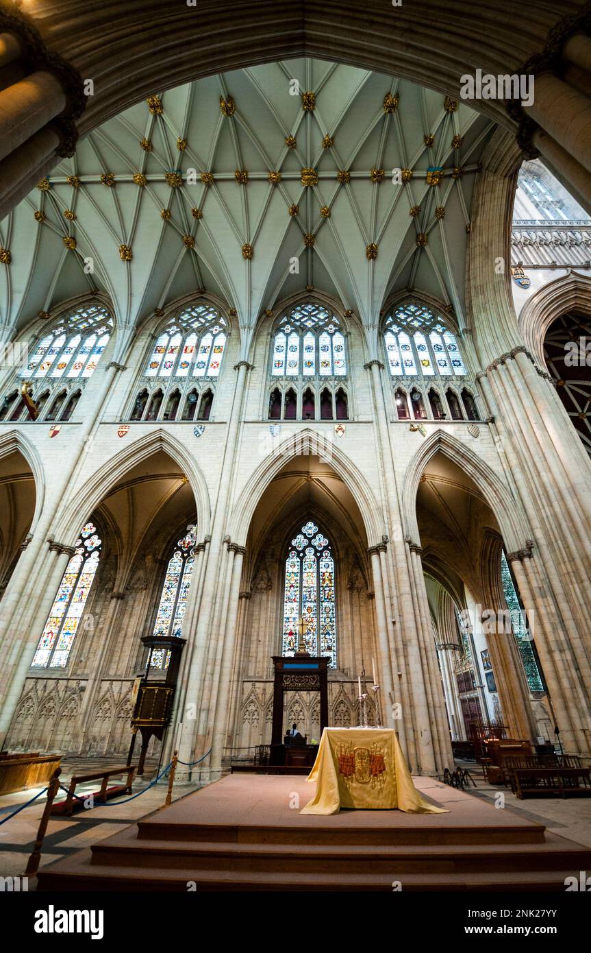 York Minster des arches aveugles et des fenêtres de style rose de la trasery à York, en Angleterre. Banque D'Images