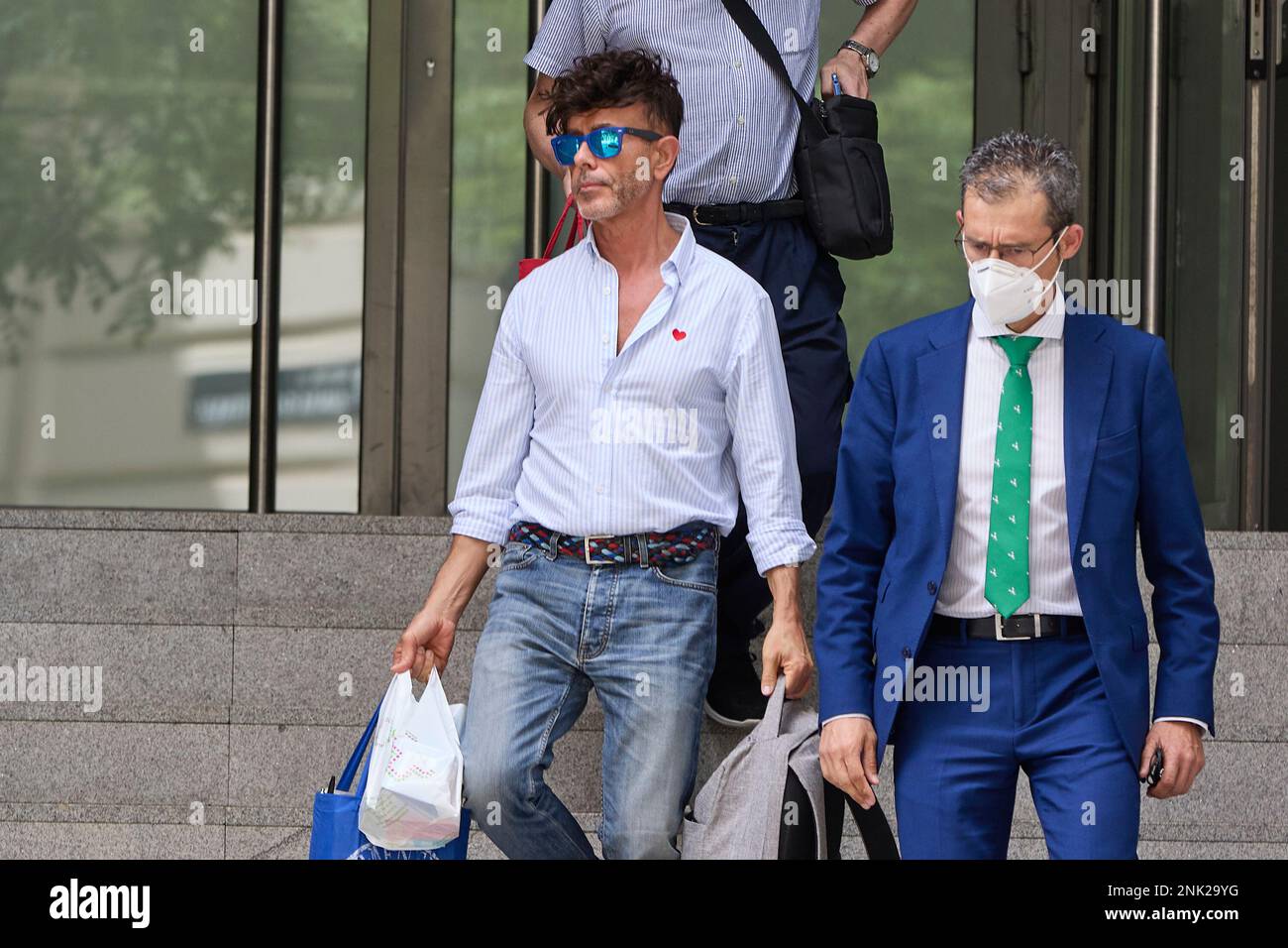 The chief prosecutor of the Audiencia, Jesús Alonso (l), upon his departure from the Audiencia Nacional, on June 6, 2022, in Madrid (Spain). Jesús Alonso has been at the helm of the position of chief prosecutor of the Audiencia Nacional since 2017 and has participated in investigations such as Pegasus. 06 JUNE 2022;PROSECUTOR;NATIONAL AUDIENCE;JUSTICE;TRIAL;INVESTIGATIONS;COURT Jesús Hellín / Europa Press 06/06/2022 (Europa Press via AP) Banque D'Images