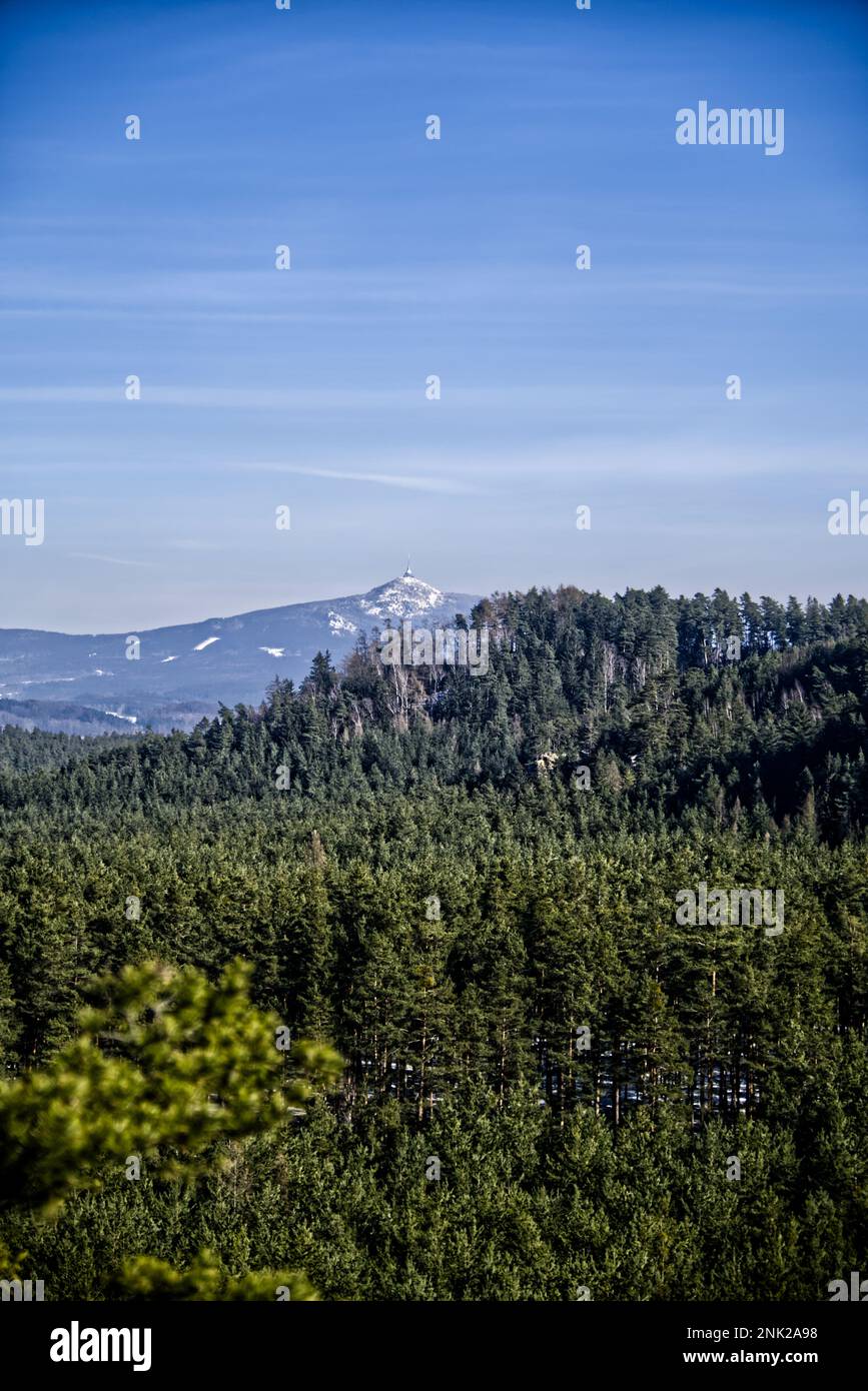 Célèbre bâtiment en haut de la montagne de la Jested, Liberec, république Tchèque. Hôtel et bâtiment de radiodiffusion sur le sommet de Jested peek, Jizera montagnes. Banque D'Images