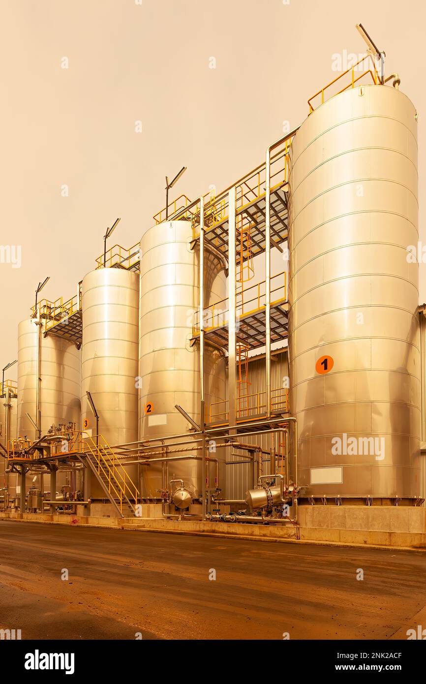 Vue des silos avec produits chimiques pour l'industrie alimentaire Banque D'Images