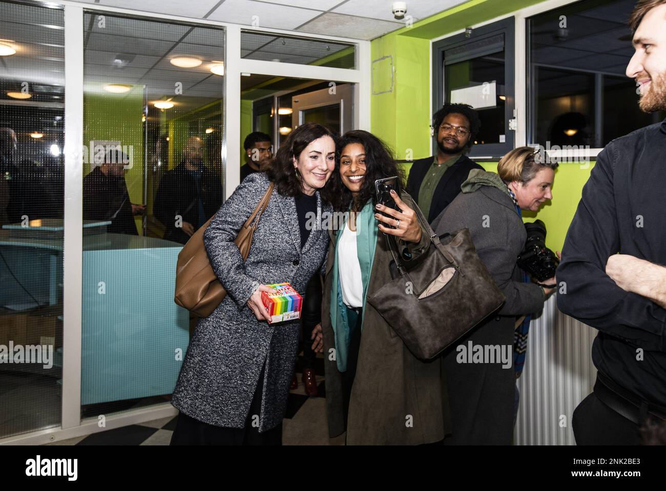 AMSTERDAM - le maire d'Amsterdam, Femke Halsema, en conversation sur la discrimination quitte le centre d'Amsterdam Argan. ANP EVA PLEVIER pays-bas sortie - belgique sortie Banque D'Images