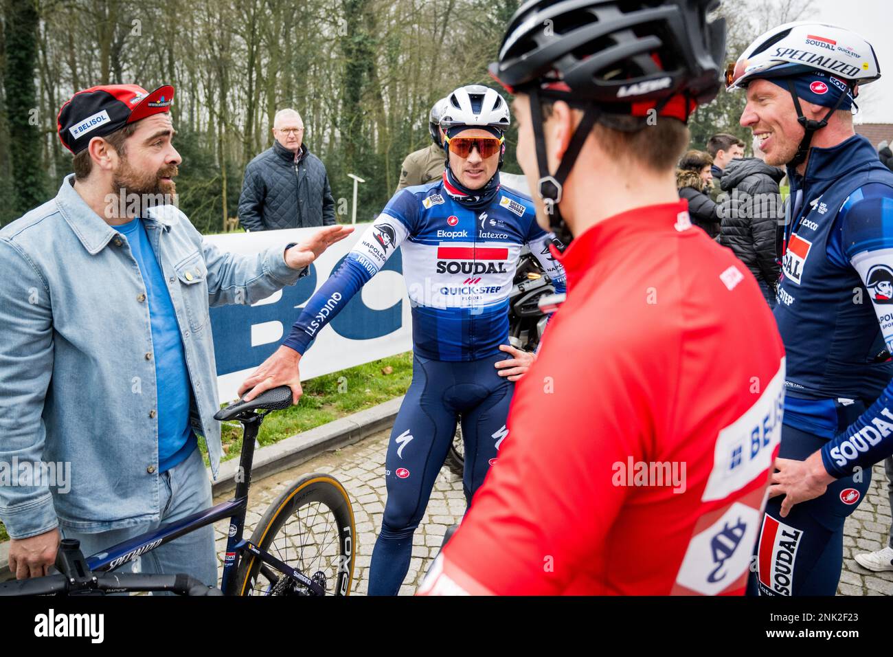 Le présentateur de télévision Pedro Elias, le belge Yves Lampaert de Soudal Quick-Step, le belge Tim Declercq de Soudal Quick-Step et Jens Debusschere photographiés lors de la reconnaissance de la piste de la course cycliste d'une journée Omloop Het Nieuwsblad, jeudi 23 février 2023. BELGA PHOTO JASPER JACOBS Banque D'Images