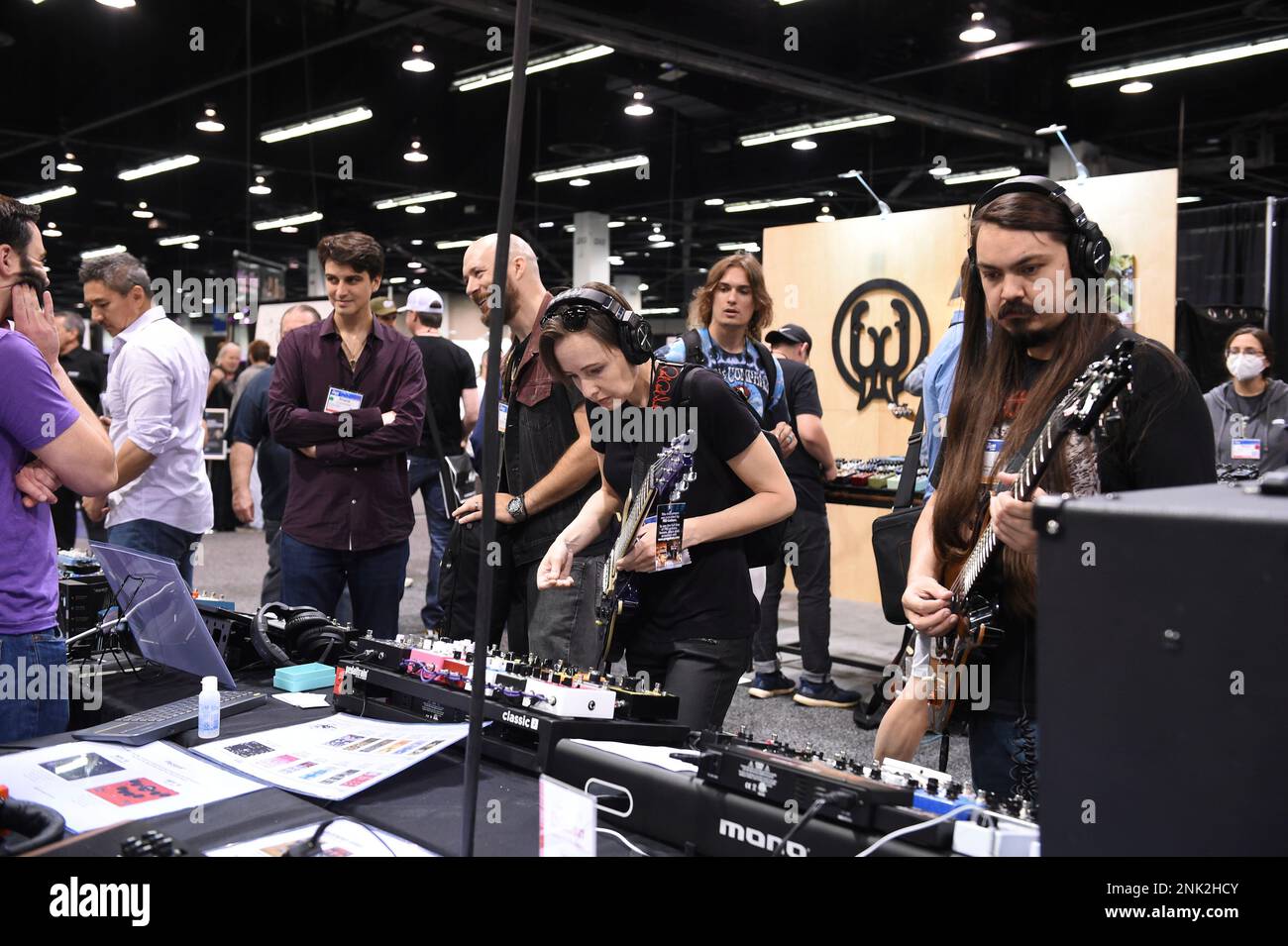 ANAHEIM, CA - JUNE 04: Attendees demo effects pedals on the show floor during the NAMM Show on June 04, 2022, at the Anaheim Convention Center in Anaheim, CA. (Photo by Chris Williams/Icon Sportswire) (Icon Sportswire via AP Images) Banque D'Images