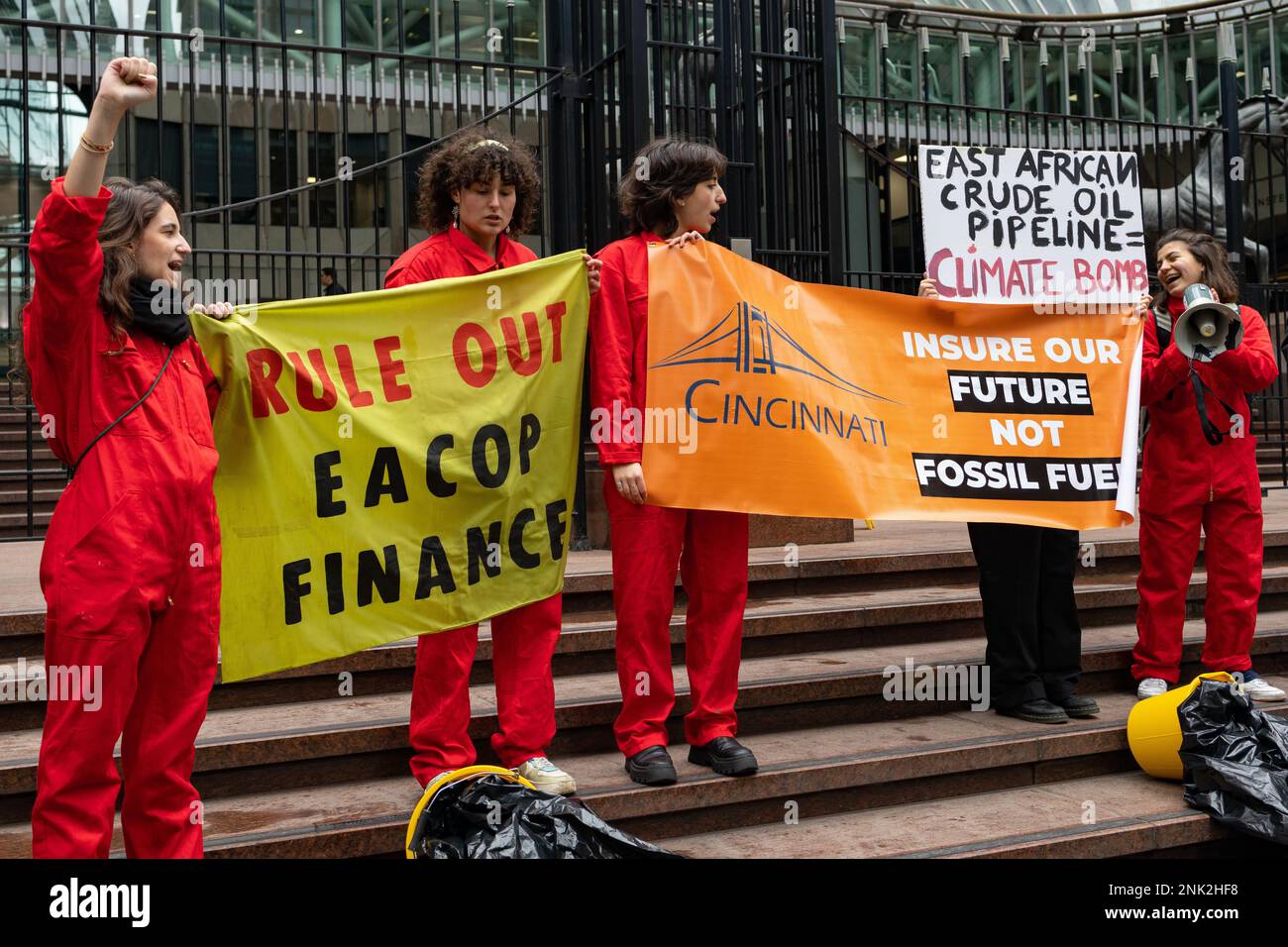 Londres, Angleterre, Royaume-Uni, 23/02/2023, les membres de Coal action se joignent aux protestations mondiales contre les assureurs Talbot et Cincinnati les exhortant à cesser d'assurer le pipeline de pétrole brut d'Afrique de l'est (EACOP) Banque D'Images