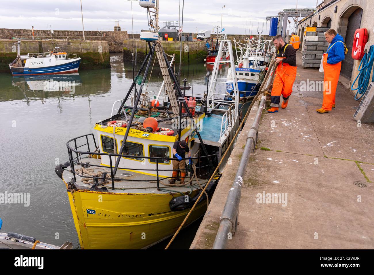 PITTENWEEM HARBOUR, ÉCOSSE, EUROPE - les pêcheurs commerciaux manipulent des cordes dans un village de pêcheurs sur la côte est de l'Écosse. Banque D'Images