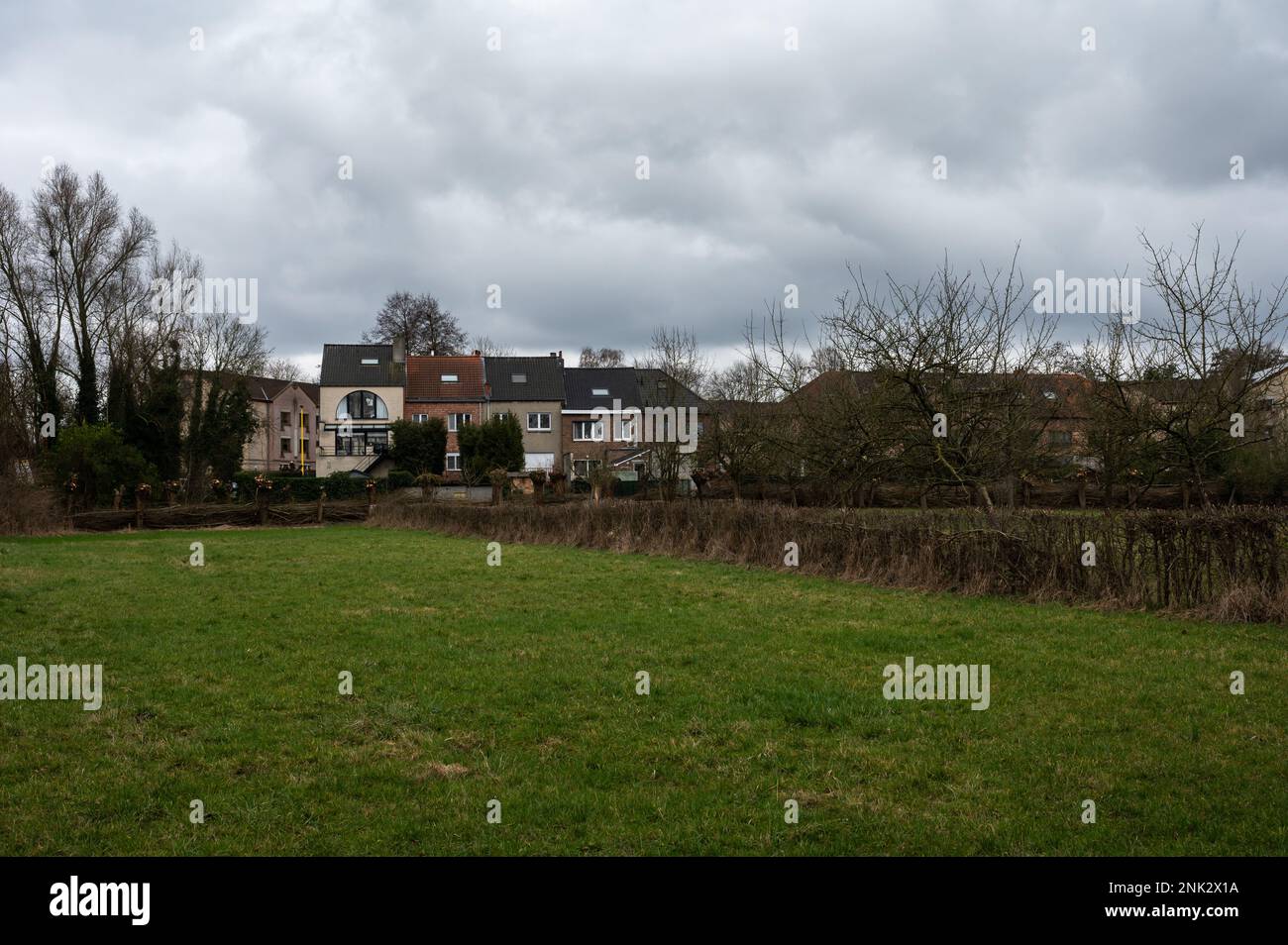 Prairies verdoyantes et arbres de la réserve naturelle d'une vallée de la crique, Grimbergen, région du Brabant flamand, Belgique Banque D'Images