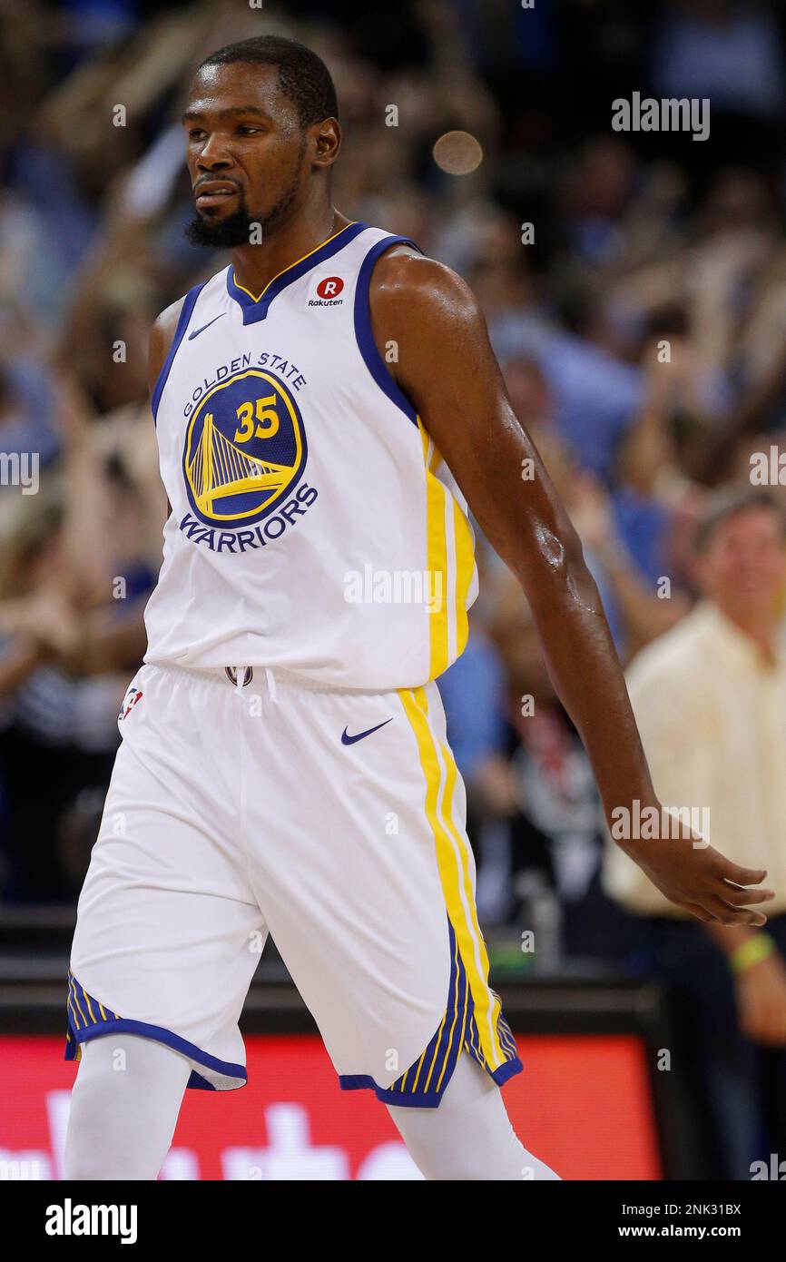 Golden State Warriors forward Kevin Durant (35) during the fourth quarter of an NBA game between the Golden State Warriors and Toronto Raptors at Oracle Arena on Wednesday, Oct. 25, 2017, in Oakland, Calif. The Warriors won 117-112. (Santiago Mejia/San Francisco Chronicle via AP) Banque D'Images