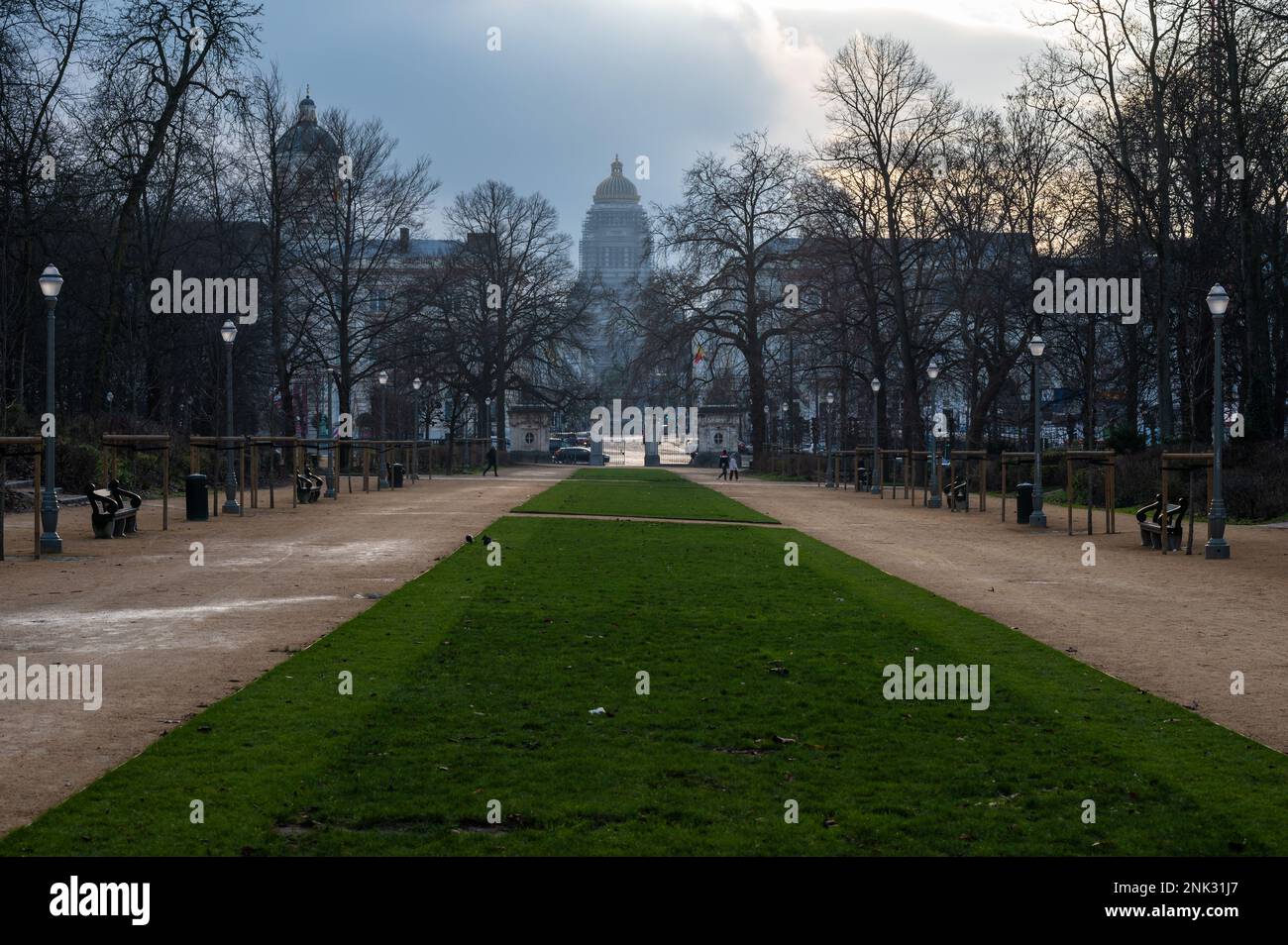 Centre-ville de Bruxelles, région de la capitale de Bruxelles, Belgique - 19 2023 janvier - vue sur les pelouses verdoyantes et les sentiers de randonnée du Parc de Bruxelles Banque D'Images