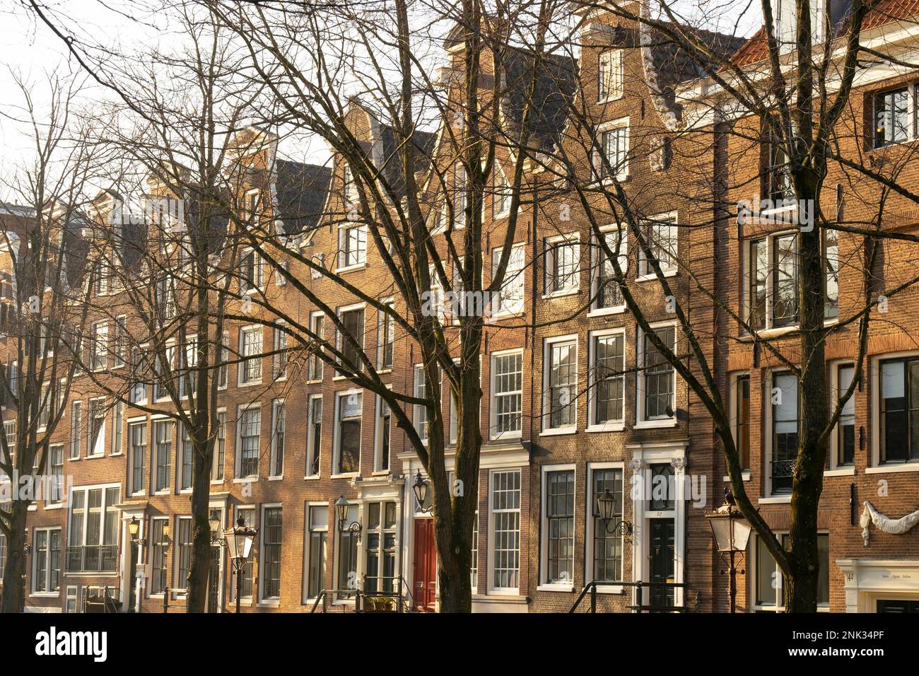 Grandes maisons à pignons le long du canal Leidsegracht dans le centre d'Amsterdam. Banque D'Images