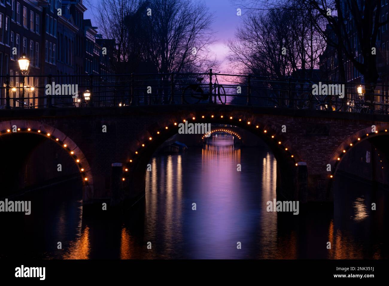 Ponts voûtés au-dessus du canal Leidsegracht au crépuscule à Amsterdam. Banque D'Images