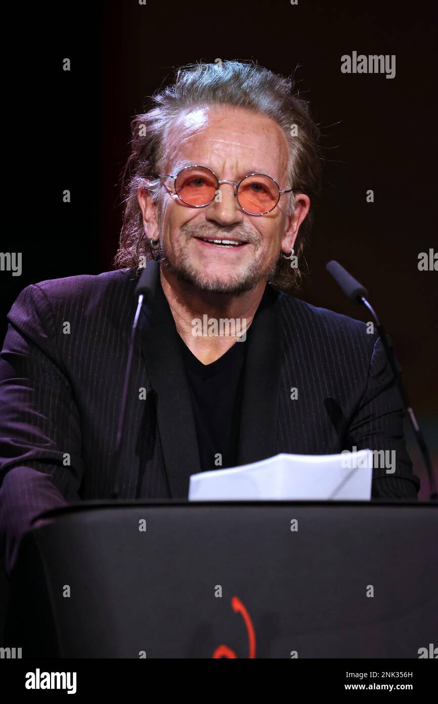 DEU, Deutschland, Berlin, 21,2.23, Berlinale Palast, Berlinale 2023, Paul David Hewson KBE aka Bono ( bande U2) hält die Laudatio - Preisverleihung d Banque D'Images