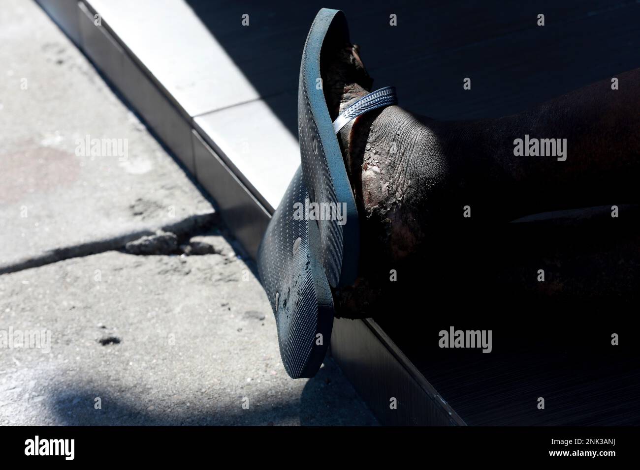 A shaft of light touches the feet of a homeless man sleeping at 2898 16th St. in San Francisco, Calif., on Tuesday, June 18, 2019. Shot at 2898 16th St. at 4:49 PM. (Yalonda M. James/San Francisco Chronicle via AP) Banque D'Images