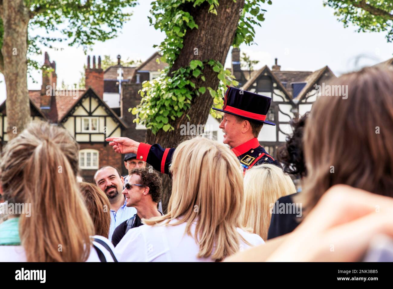 LONDRES, GRANDE-BRETAGNE - 16 MAI 2014 : un beefeater non identifié effectue une excursion dans la Tour de Londres. Banque D'Images