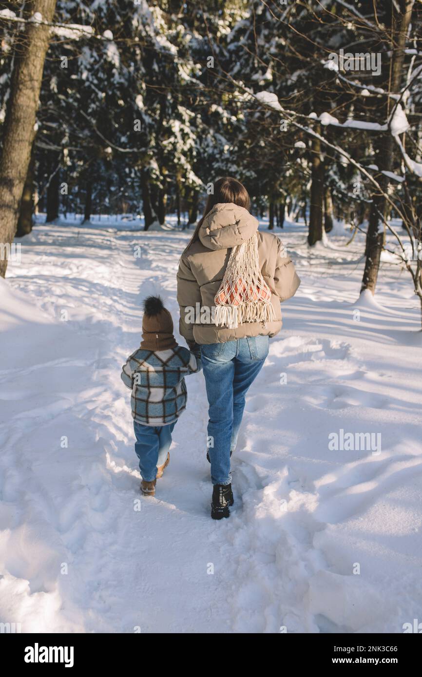 Promenade hivernale mère et fils Banque D'Images