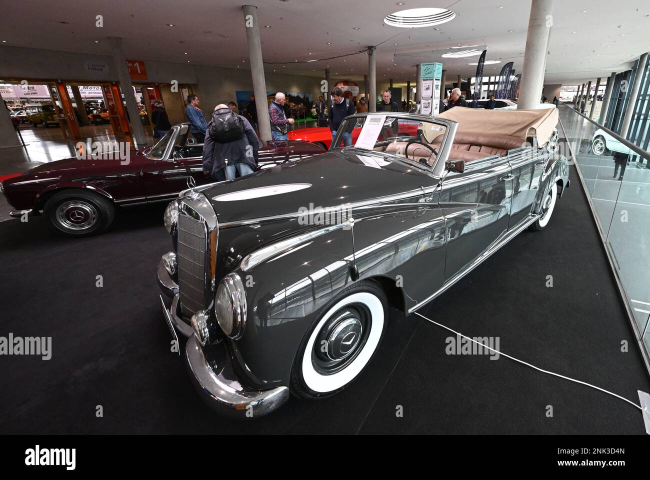 Stuttgart, Allemagne. 23rd févr. 2023. Une Mercedes-Benz 300D Classic car de 1953 est exposée dans les halls du parc des expositions Messe Stuttgart au salon Retro Classics. Le salon Retro Classics, selon les organisateurs, le plus grand salon mondial de la culture de la conduite, présente principalement des voitures historiques et des véhicules à deux roues. Credit: Bernd Weißbrod/dpa/Alay Live News Banque D'Images