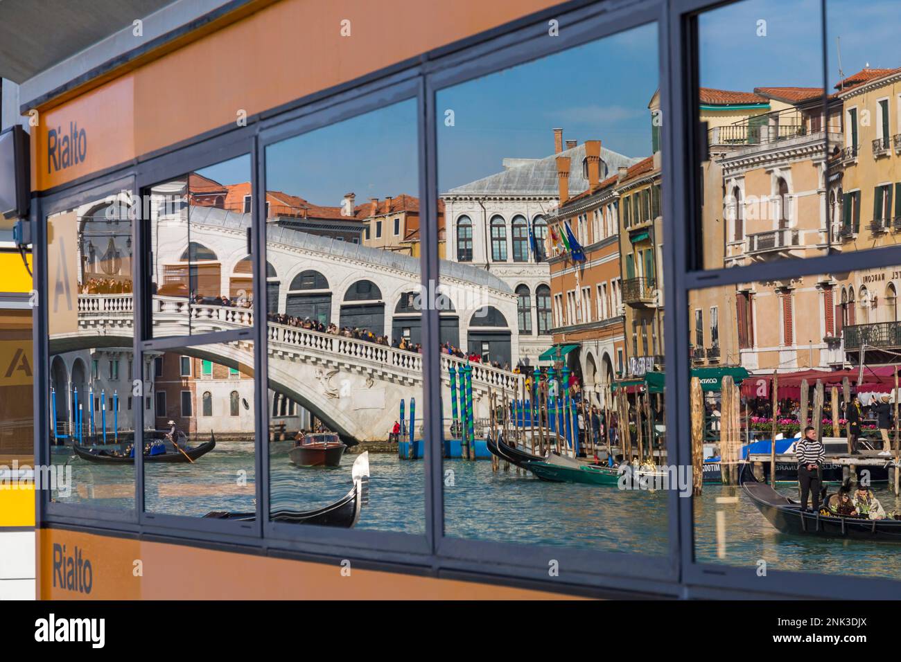 Le pont du Rialto se reflète dans l'arrêt de la station de vaporetto à Venise, en Italie, en février Banque D'Images