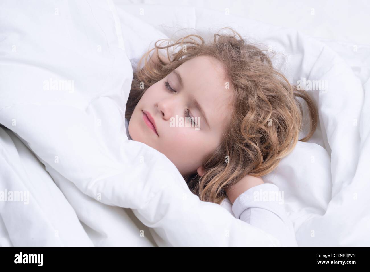 Un petit enfant dort au lit, il fait des siestes. Enfant mignon dormant. Lit  confortable, matelas orthopédique avec matelas à plateau-coussin doux Photo  Stock - Alamy