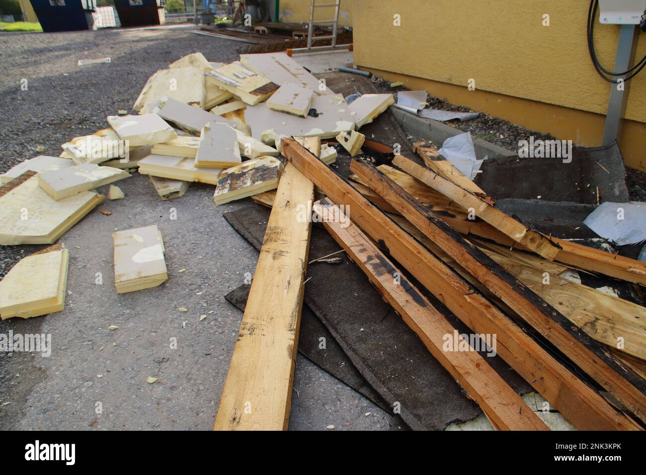 Les déchets de l'ancien matériau isolant sont prêts à être éliminés Banque D'Images