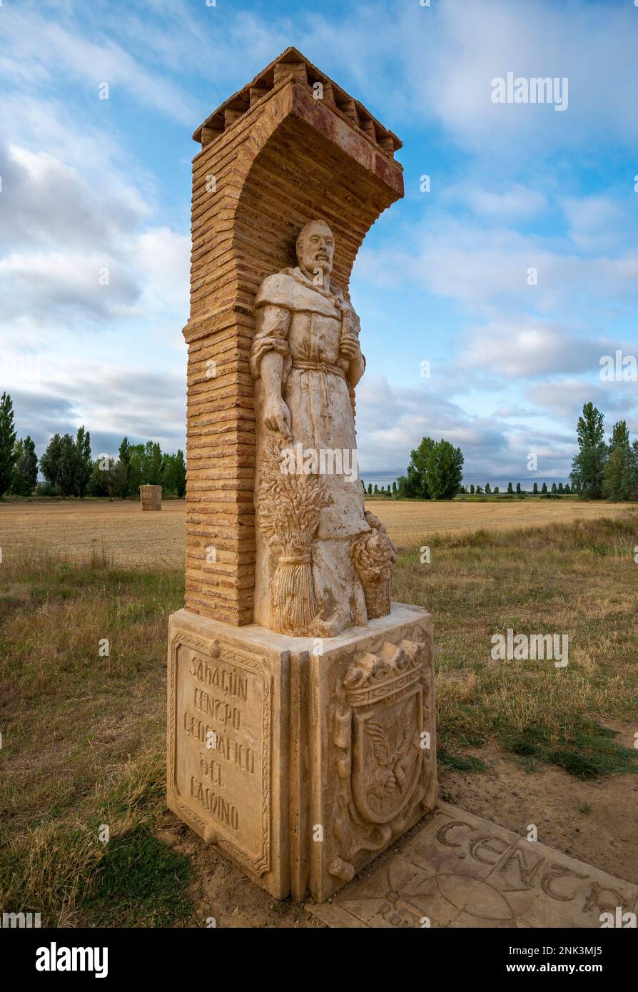 Une sculpture en pierre altérée se dresse, considérée par certains comme le point à mi-chemin de la route de pèlerinage de Camino Frances à Sahagun, en Espagne Banque D'Images