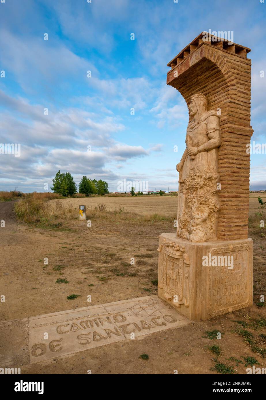 Une sculpture en pierre altérée se dresse, considérée par certains comme le point à mi-chemin de la route de pèlerinage de Camino Frances à Sahagun, en Espagne Banque D'Images