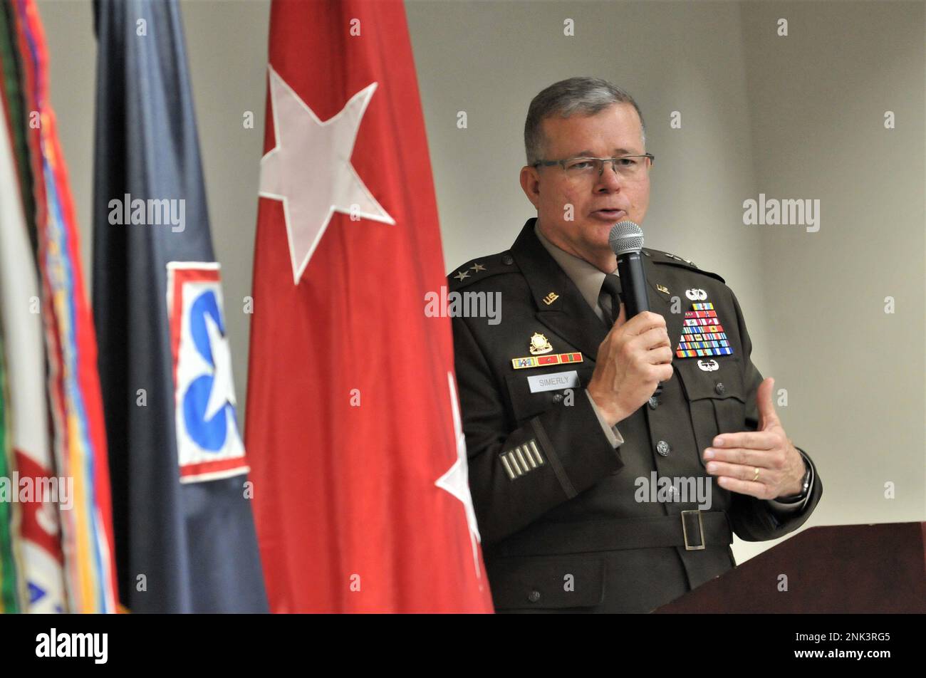 Le général de division Mark T. Simerly, le CACSCOM et le général commandant de fort Lee, s'adresse à la foule avant la présentation des Prix annuels du bon voisin lors de la réunion du Conseil militaire civil, le 11 août, dans l'installation d'entraînement et de soutien de l'Ordnance. Banque D'Images