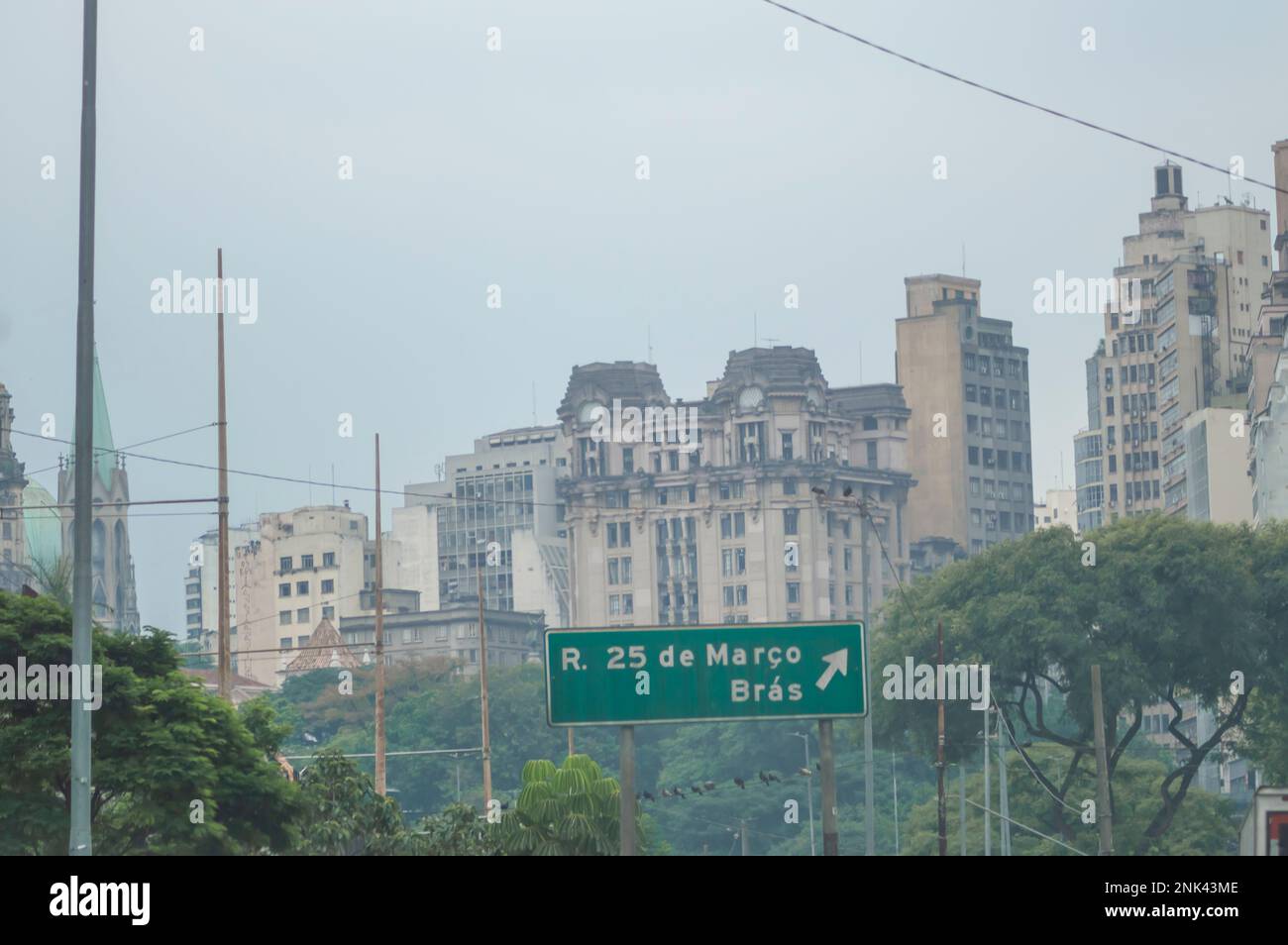 Saõ paulo-sp,brasil-février 22,2023 signe signalant la rue 25 mars avec antidos predios en arrière-plan. Banque D'Images