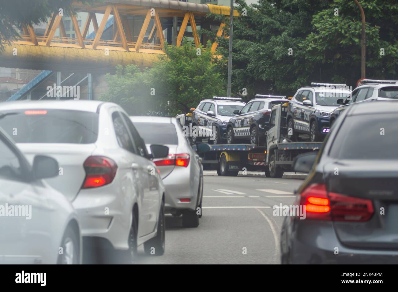 Saõ paulo-sp,brasil-février 22,2023 voitures de police transportées par un treuil. Banque D'Images