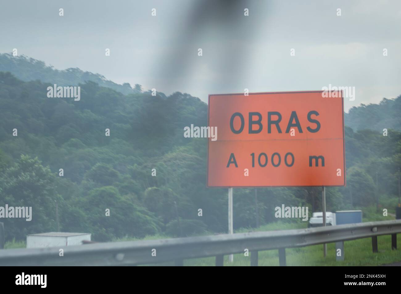 Saõ paulo-sp,brasil-février 22,2023 traduction 'travaux à 100 mètres' signe. Banque D'Images