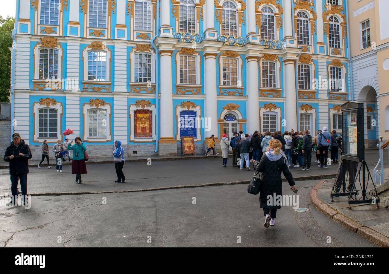 Saint-Pétersbourg - Russie 4 octobre 2022: Les visiteurs sont en face du Palais Catherine à Tsarskoe Selo, Pouchkine. Touristes faisant du shopping Banque D'Images