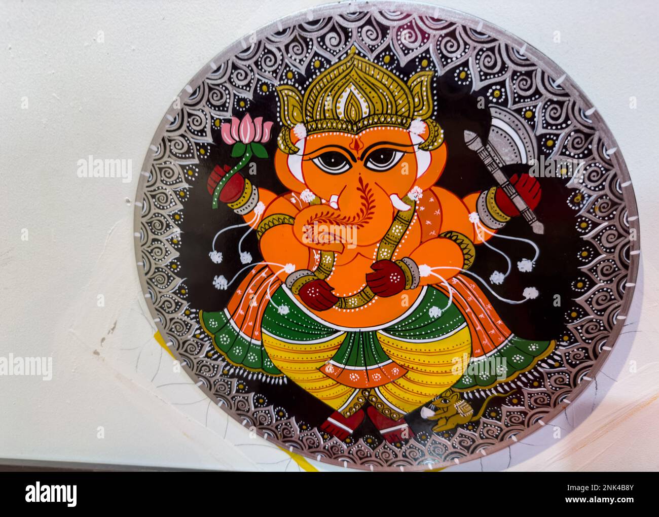Noida, Uttar Pradesh, Inde - février 2023 : peinture colorée faite à la main du personnage de dieu hindou sur une plaque en céramique. Mise au point sélective. Banque D'Images