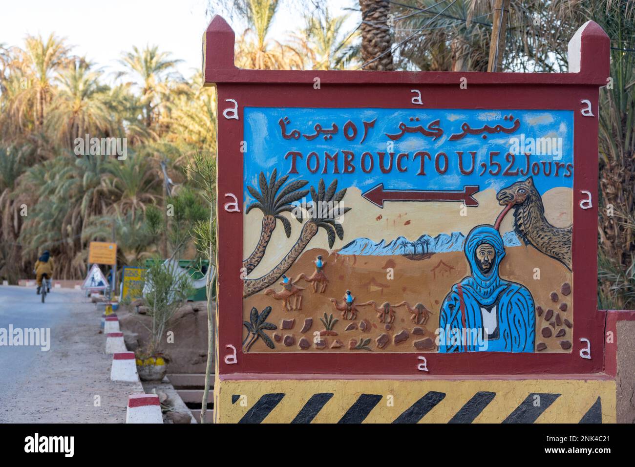 Afrika, Marokko, Südmarokko, Zagora, berühmtes Schild : mit dem Kamel 52 Tage nach Tombouctou Banque D'Images