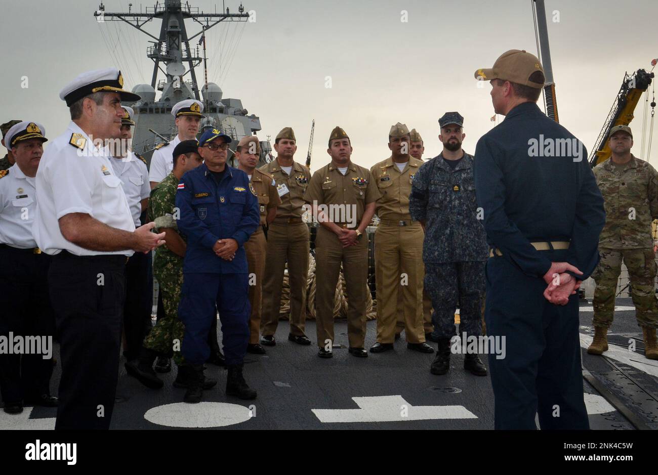 220811-N-MA751-0050 MAYPORT, FLORIDE - (11 août 2022) – Cmdr. Cameron Ingram, directeur général du destroyer à missiles guidés USS Thomas Hudner (DDG 116) s'adresse aux visiteurs distingués des nations partenaires de PANAMAX 2022 lors d'une tournée en bateau, le 11 août 2022. L'exercice PANAMAX 2022 est un américain Exercice parrainé par le Commandement Sud qui offre d'importantes possibilités de formation pour que les nations travaillent ensemble et s'appuient sur la capacité de planifier et de mener des opérations multinationales complexes. Le scénario de l'exercice implique des opérations de sécurité et de stabilité pour assurer la libre circulation du commerce à travers t Banque D'Images