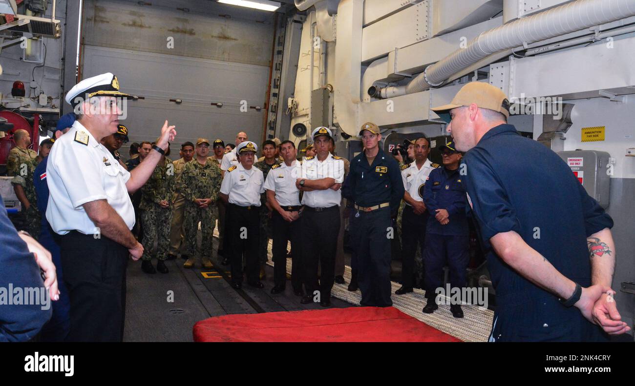 220811-N-MA751-0062 MAYPORT, FLORIDE - (11 août 2022) – Marcelo Fernandez, sous-amiral de la Marine Argentine, parle à l'équipage du destroyer à missiles guidés USS Thomas Hudner (DDG 116) lors d'une tournée de navire, après l'achèvement du PANAMAX 2022, le 11 août 2022. L'exercice PANAMAX 2022 est un américain Exercice parrainé par le Commandement Sud qui offre d'importantes possibilités de formation pour que les nations travaillent ensemble et s'appuient sur la capacité de planifier et de mener des opérations multinationales complexes. Le scénario de l'exercice implique des opérations de sécurité et de stabilité afin d'assurer la libre circulation du commerce à travers le Panama CA Banque D'Images